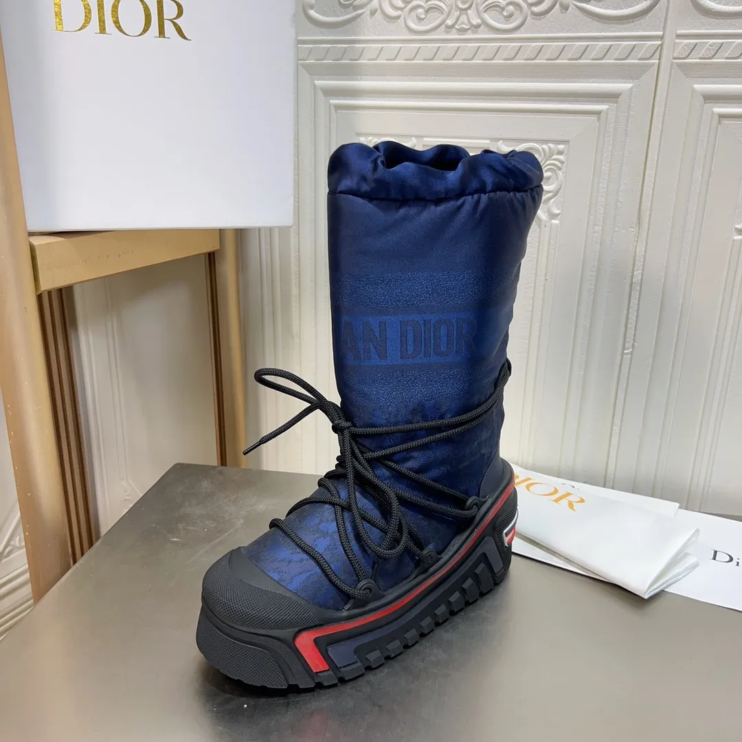 Men's shoes p600! The highest version on the market, Dior Dior's king style snow boots, ski boots, fat and cute, so cute →_→ from the DiorAlps limited series, unique. Shiny nylon Oblique print upper with criss-cross straps for an ideal fit. The technical fabric of the boot shaft, short-cut version, can be worn in the city or in the mountains. It makes the calf slimmer and taller, warm and concave. The boot shaft and sole are made of original waterproof padded lining. The embroidered fabric is original star ⭐ rubber non-slip thick sole and multi-module combination outsole. The size is 35-40. 41Customized